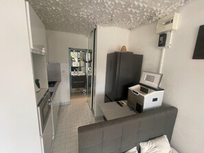 Kühlschrank, Mikrowelle, Geschirrspüler