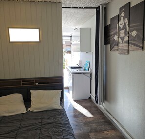 Tabla de planchar con plancha, wifi y ropa de cama 