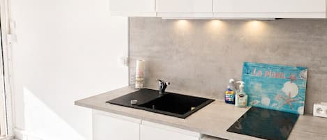 Fridge, microwave, dishwasher, coffee/tea maker
