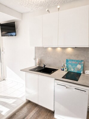 Fridge, microwave, dishwasher, coffee/tea maker