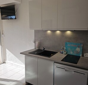 Refrigerador, microondas, lavavajillas, cafetera/tetera