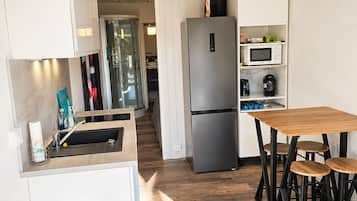 Fridge, microwave, dishwasher, coffee/tea maker