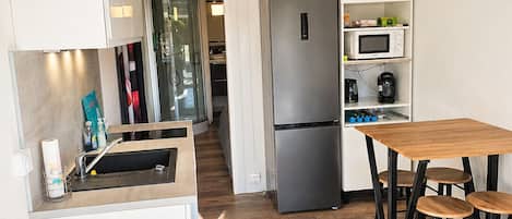 Fridge, microwave, dishwasher, coffee/tea maker