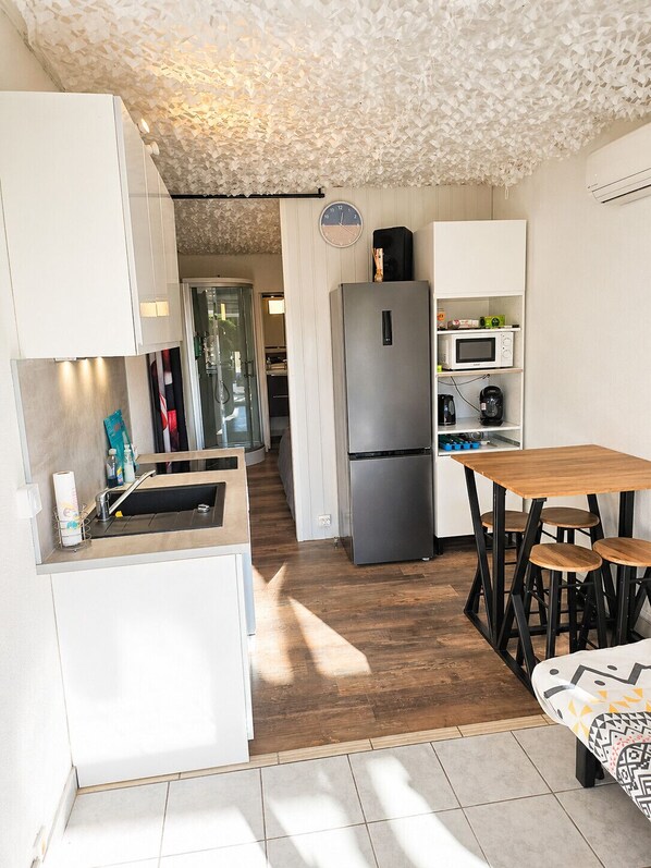 Fridge, microwave, dishwasher, coffee/tea maker