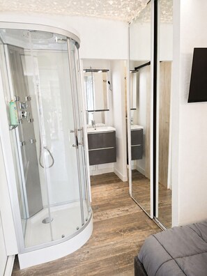 Shower, towels