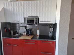 Kühlschrank, Mikrowelle, Herdplatte, Geschirrspüler