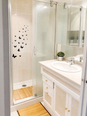 Shower, hair dryer, towels