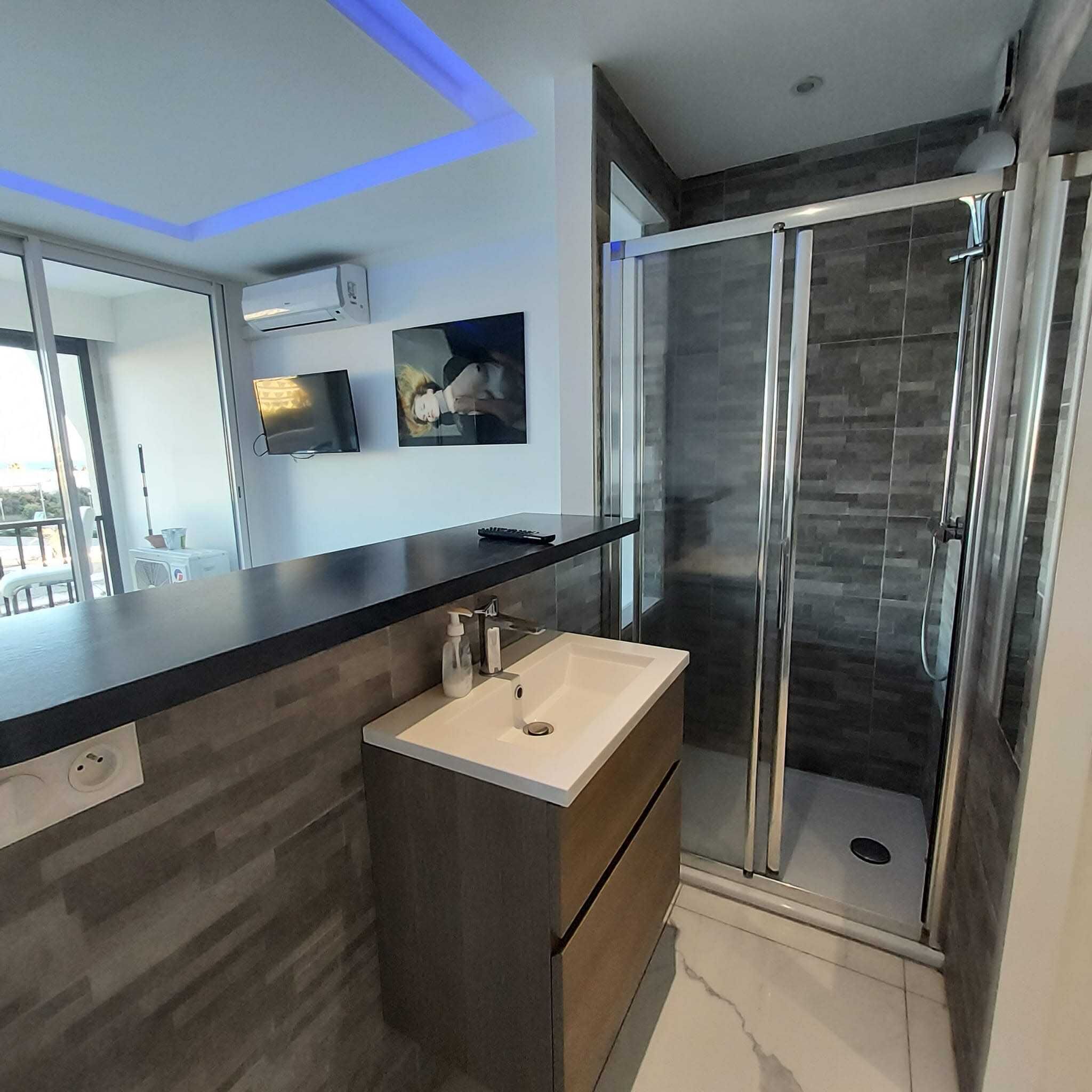 Shower, hair dryer, towels