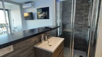 Shower, hair dryer, towels