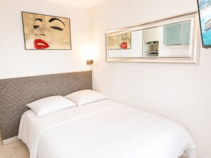 WiFi, bed sheets