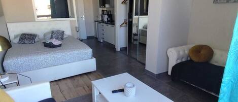 Een strijkplank/strijkijzer, wifi, beddengoed