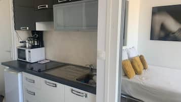 Coffee/tea maker, fridge, microwave, dishwasher