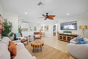 Smart TV, table tennis, books - Stylish 2-Bedroom, 2-Bathroom Home with Heated Pool – Just Steps from the Beach! (Jupiter)