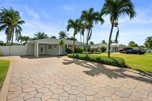 Exterior - Stylish 2-Bedroom, 2-Bathroom Home with Heated Pool – Just Steps from the Beach! (Jupiter)