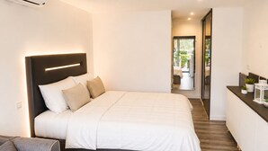 Une chambre moderne avec un grand lit, des tables de chevet et une vue sur la salle de bain.