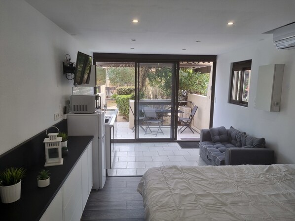 Tabla de planchar con plancha, wifi y ropa de cama 