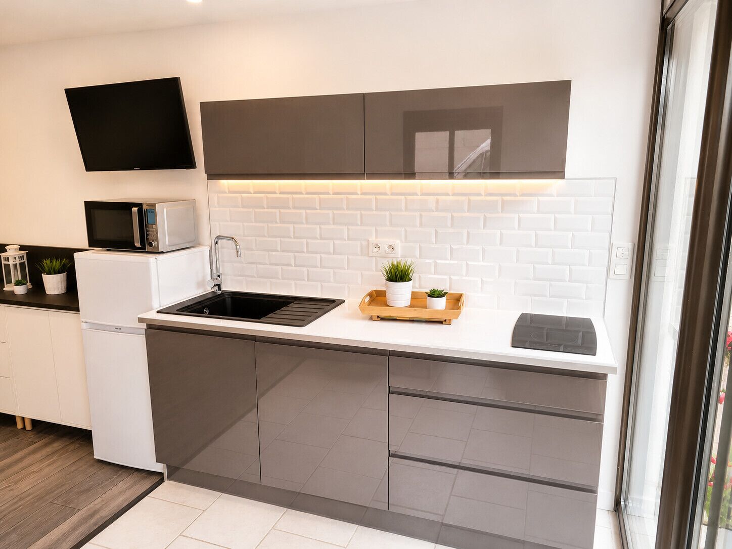 Coffee/tea maker, fridge, microwave, dishwasher