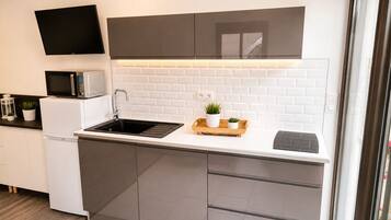 Coffee/tea maker, fridge, microwave, dishwasher