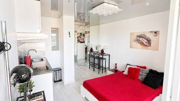 Iron/ironing board, WiFi, bed sheets
