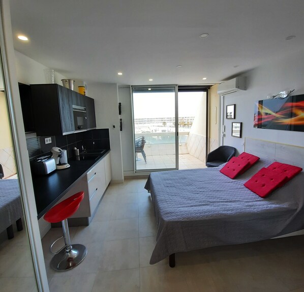 Iron/ironing board, WiFi, bed sheets
