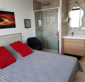 Tabla de planchar con plancha, wifi y ropa de cama 