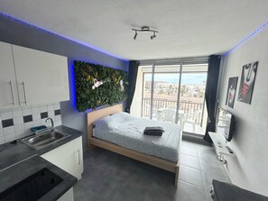 Tabla de planchar con plancha, wifi, ropa de cama