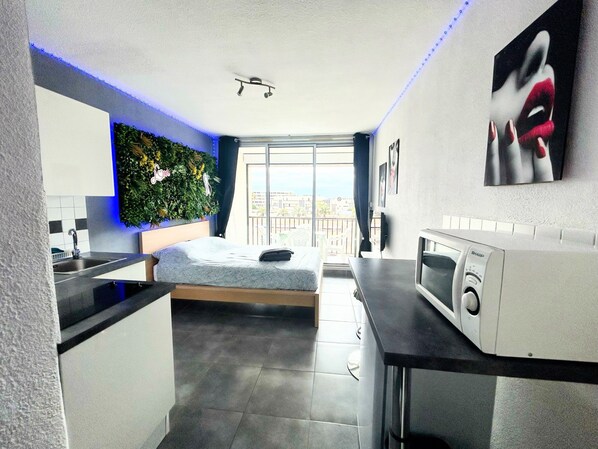 Tabla de planchar con plancha, wifi y ropa de cama