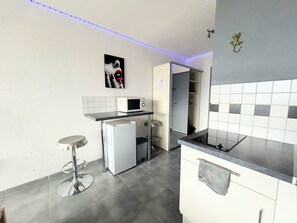 Refrigerador, microondas, parrilla de estufa y cafetera y tetera