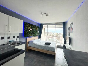 Tabla de planchar con plancha, wifi y ropa de cama