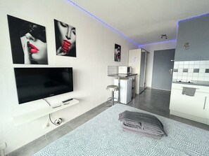 Iron/ironing board, WiFi, bed sheets