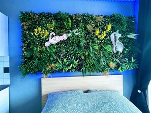 Tabla de planchar con plancha, wifi, ropa de cama