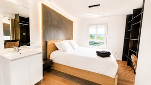 Tabla de planchar con plancha, wifi, ropa de cama