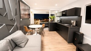 Una cocina moderna con comedor, sofá y vistas al exterior.
