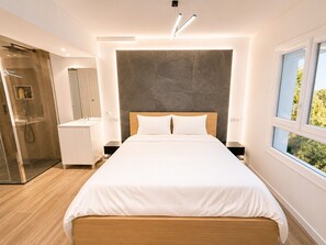 Een strijkplank/strijkijzer, wifi, beddengoed