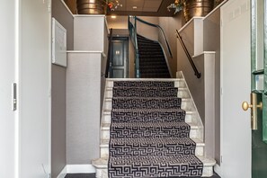 Eine Treppe mit einem gemusterten Teppich und einem modernen Design.