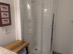 Serviettes fournies, savon, papier de toilette