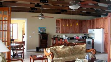 Smart TV, reproductor de DVD, libros y videoteca