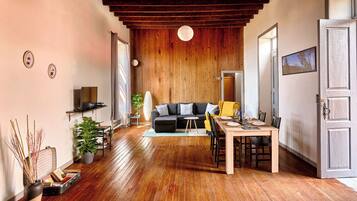 Een smart-tv en boeken