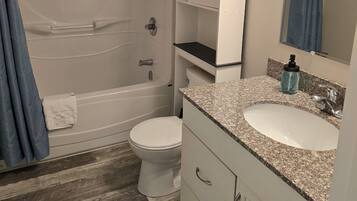 Secadora de cabello, toallas, jabón, papel de baño