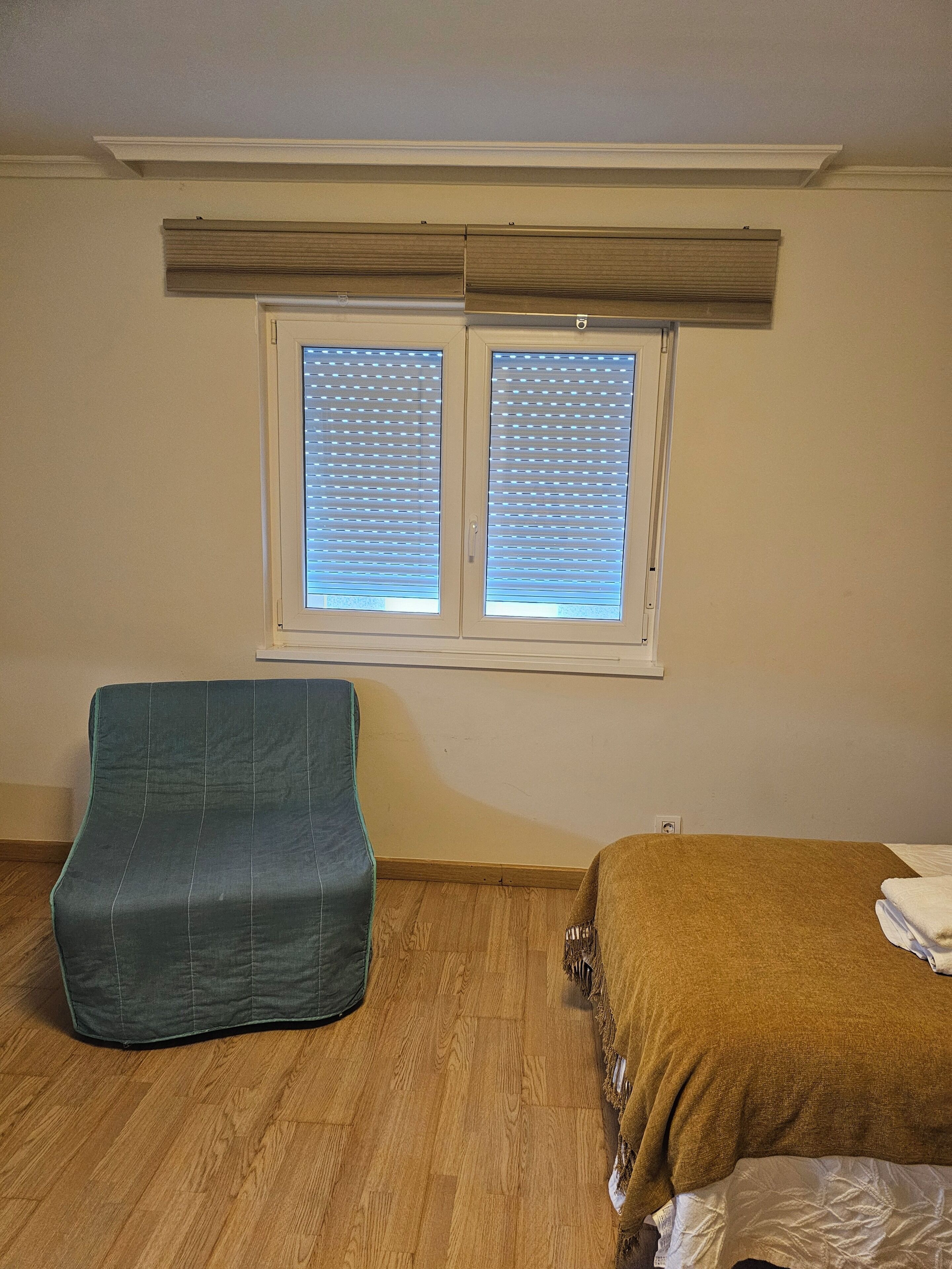 Kahden hengen perushuone yhdelle, 2 yhden hengen sänkyä | Ylelliset vuodevaatteet, untuvapeitot, yksilöllisesti sisustettu