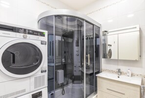 Towels, soap, shampoo, toilet paper - Seafront Central St. Julian's Designer Apartment (St. Julian's)