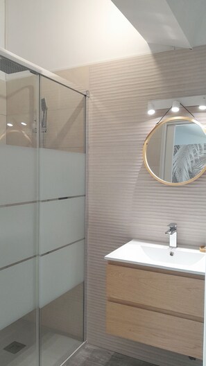 Een haardroger, handdoeken, zeep, shampoo