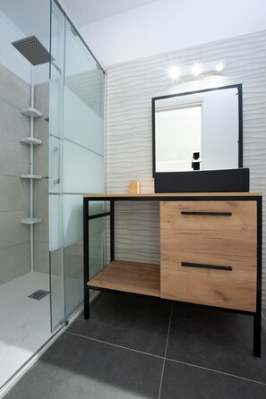 Assecador de cabells, tovalloles, sabó i xampú 