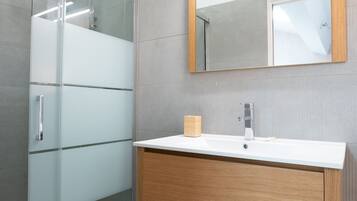 Asciugacapelli, asciugamani, sapone, shampoo
