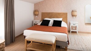 A bedroom with a bed, bedside tables, a bench, a mirror, and curtains. - À 50m de la plage ! Chambre moderne + piscine (Cerbère)