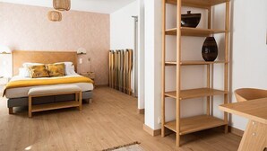 Een moderne slaapkamer met een houten bed, een houten boekenkast en een houten vloer.