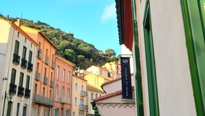 Un hôtel avec un auvent vert et une enseigne indiquant qu’il s’agit d’un hôtel.