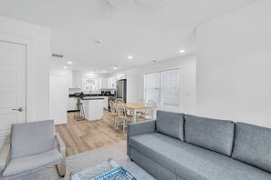 TV - Charming ocean block townhouse (Brick Township)