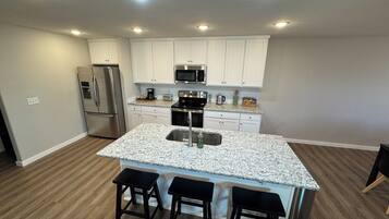 Microondas, horno, parrilla de estufa y lavavajillas