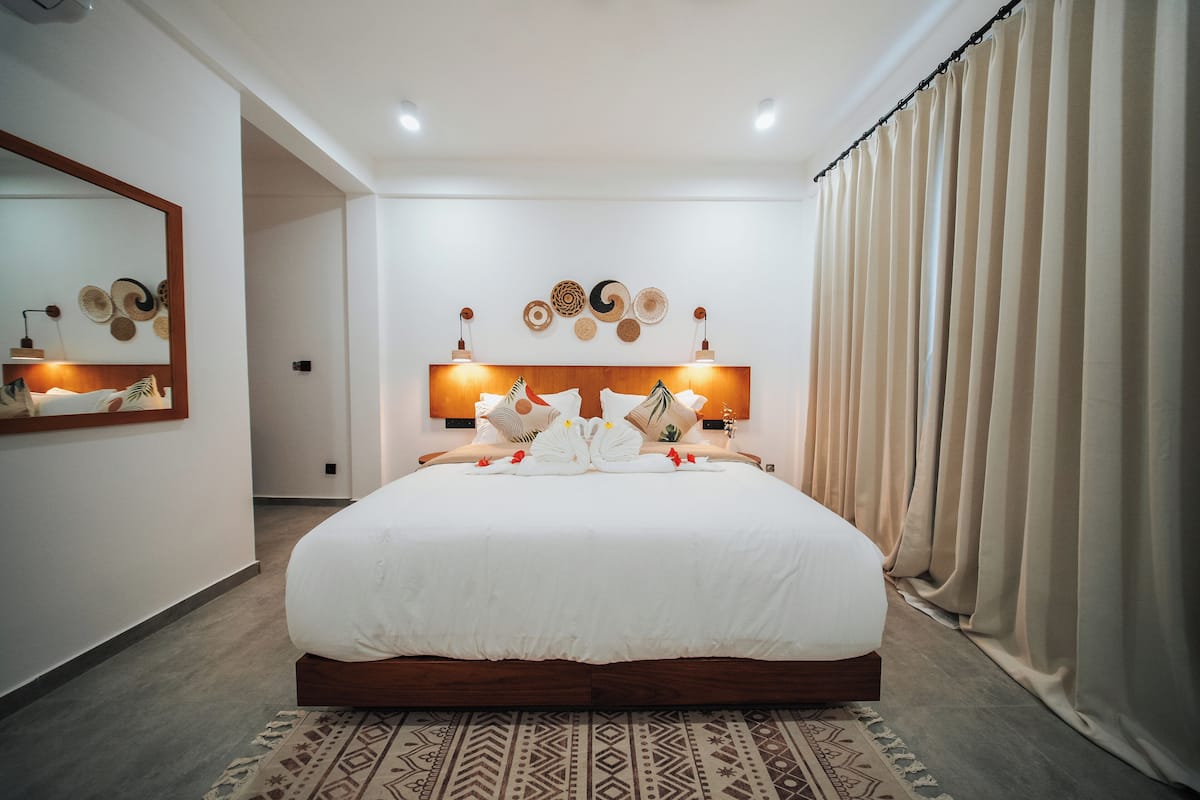 Habitación estándar con 1 cama doble o 2 individuales, baño privado | Caja fuerte, escritorio, espacio para trabajar con un portátil